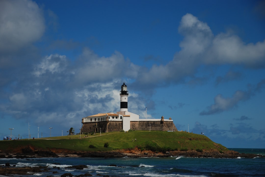 Farol da Barra de São João : le phare colonial du Brésil — Salvador - BA