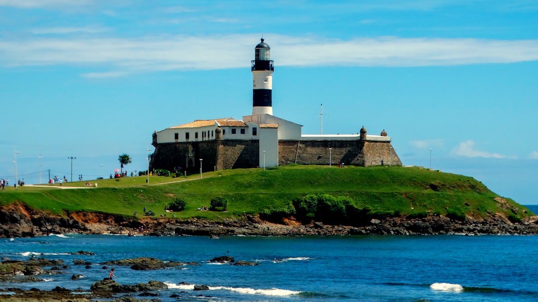 Farol da Barra de São João : le phare colonial du Brésil - Salvador - BA | Secret World Trip Planner