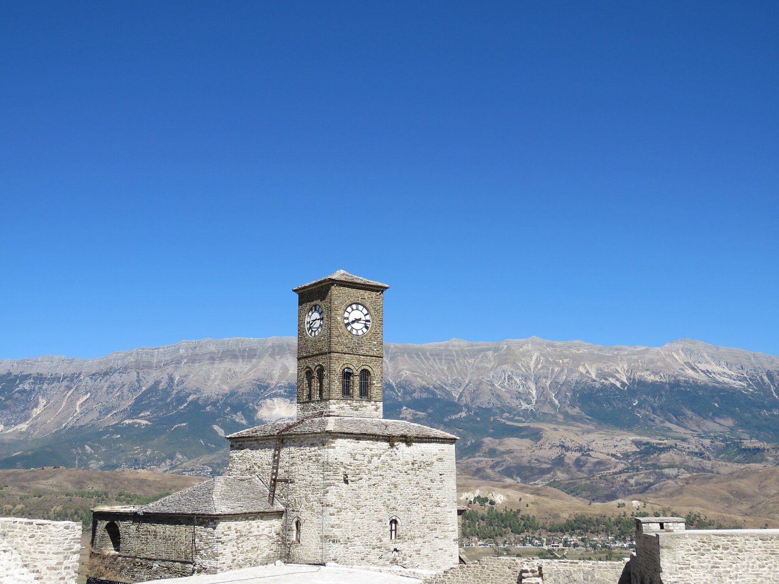 Der Uhrturm in Albanien: eine Reise durch die Zeit - Gjirokastër | Secret World Trip Planner