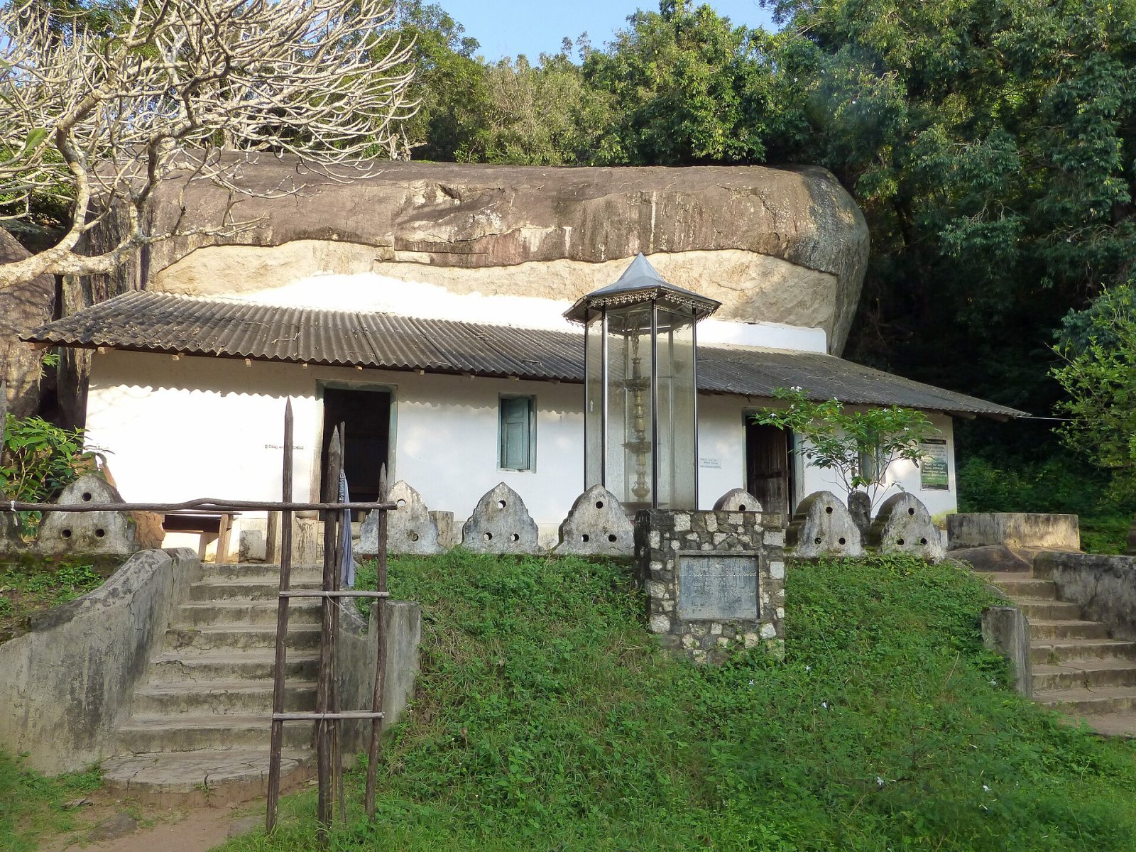 Découvrez Pidurangala Vihara : un trésor bouddhiste au Sri Lanka - Dambulla | Secret World Trip Planner