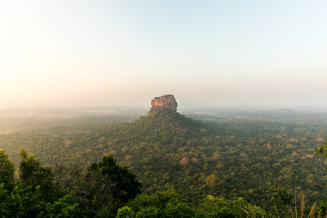 Découvrez Pidurangala Vihara : un trésor bouddhiste au Sri Lanka - Dambulla | Secret World Trip Planner