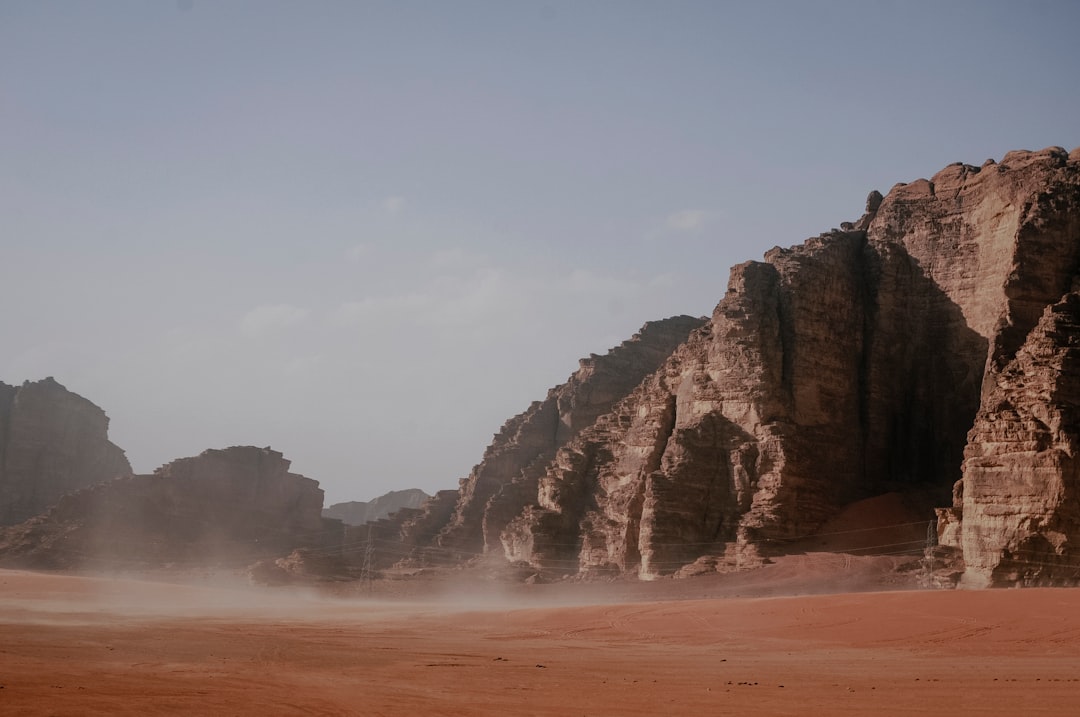 L'arc de pierre de Frouth Rock à Wadi Rum | Secret World Trip Planner