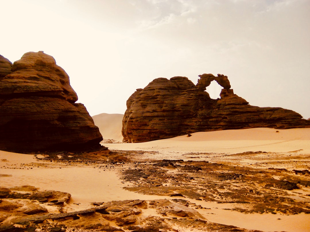 L'arc de pierre de Frouth Rock à Wadi Rum | Secret World Trip Planner