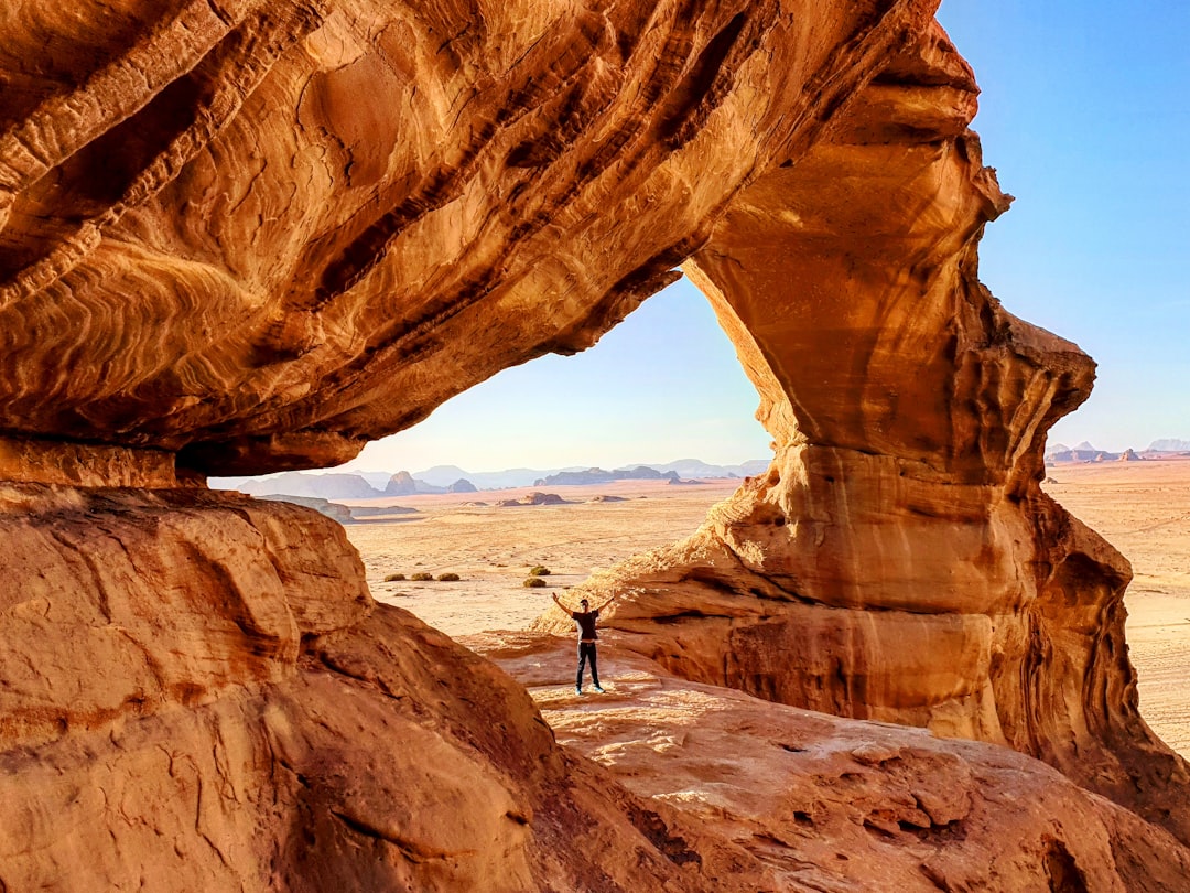 L'arc de pierre de Frouth Rock à Wadi Rum | Secret World Trip Planner