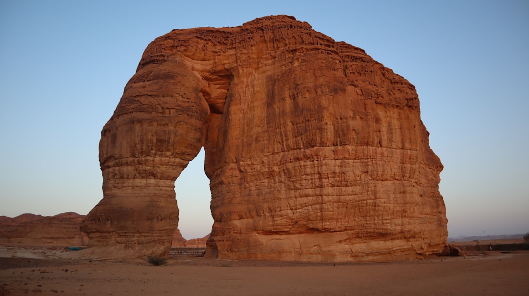 L'arc de pierre de Frouth Rock à Wadi Rum | Secret World Trip Planner