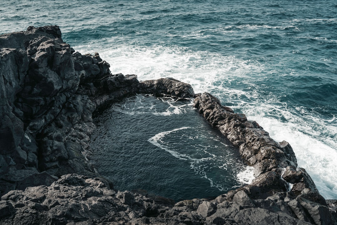 Brimketill: Der Lavapool von Reykjanes - 241 | Secret World Trip Planner