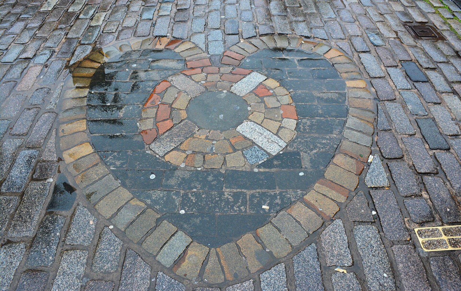 Discover the Heart of Edinburgh: the Heart of Midlothian - Edinburgh | Secret World Trip Planner
