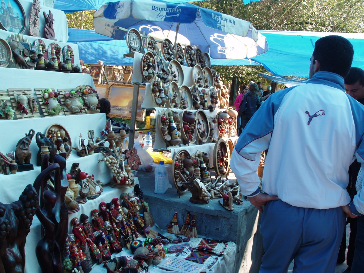 Vernissage Markt in Jerewan: Der Markt der armenischen Seele - 3 Buzand St | Secret World Trip Planner