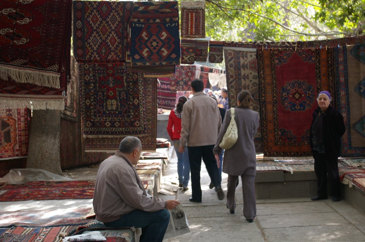 Vernissage Markt in Jerewan: Der Markt der armenischen Seele - 3 Buzand St | Secret World Trip Planner