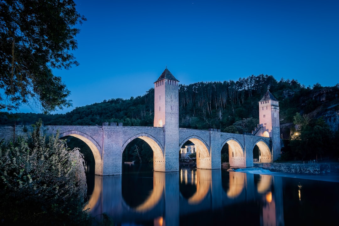 Ponte Valentré à Cahors : forteresse sur le Lot - 46000 Cahors | Secret World Trip Planner