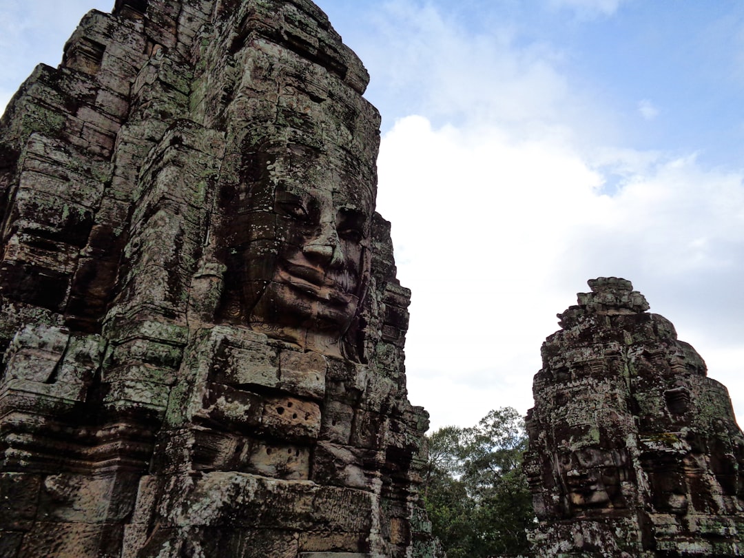 Angkor Wat all'alba: torri tra nebbia e riflessi - Wat Po | Secret World Trip Planner