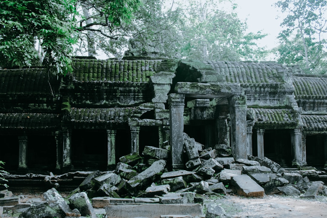Angkor Wat à l'aube : tours dans la brume et reflets - Wat Po | Secret World Trip Planner