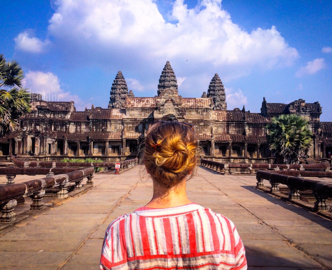 Angkor Wat à l'aube : tours dans la brume et reflets - Wat Po | Secret World Trip Planner