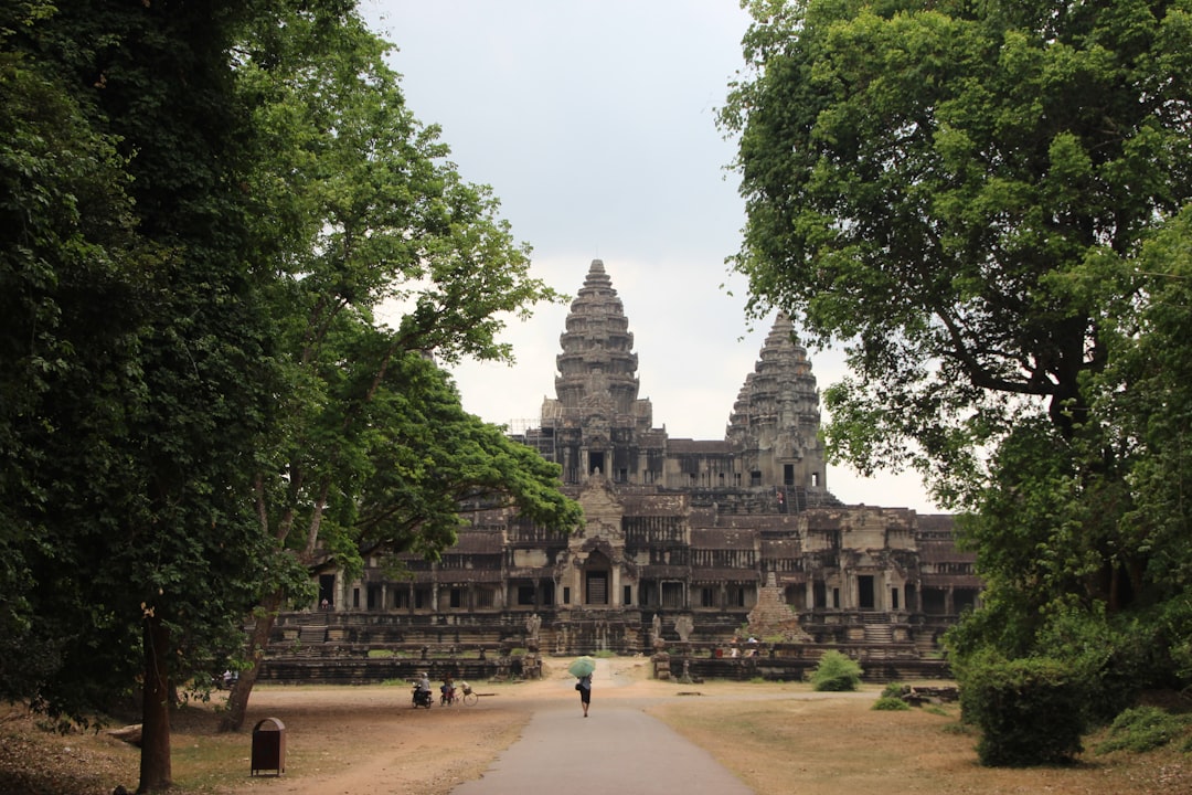 Angkor Wat à l'aube : tours dans la brume et reflets - Wat Po | Secret World Trip Planner