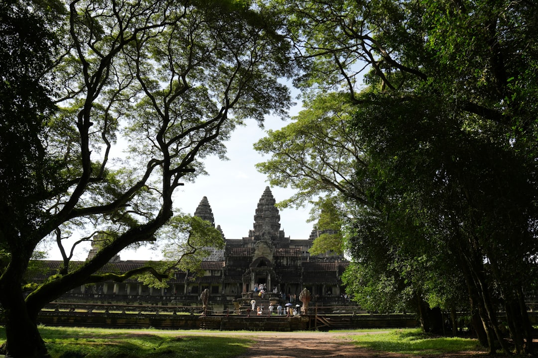 Angkor Wat à l'aube : tours dans la brume et reflets - Wat Po | Secret World Trip Planner