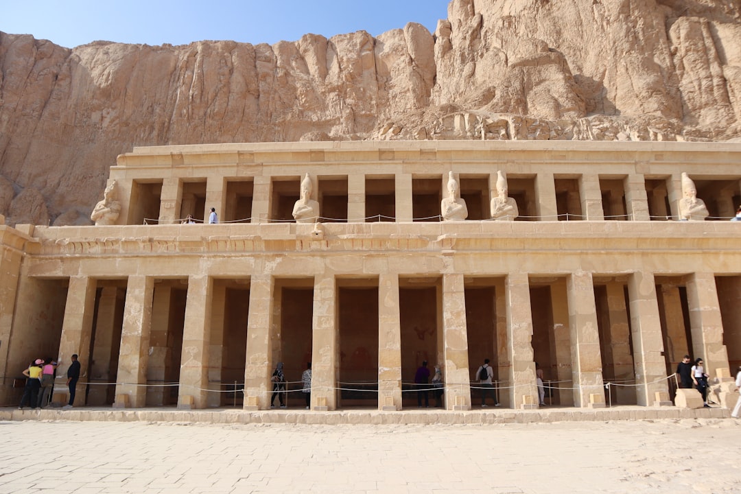 Le Temple Funéraire de Hatshepsout : Un Chef-d'œuvre de l'Égypte Ancienne - Al Qarna | Secret World Trip Planner