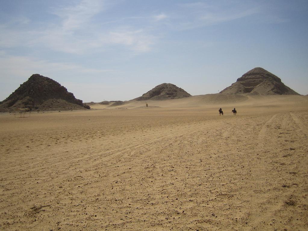À la découverte d'Ahramat Abu Sir : un trésor archéologique en Égypte - Abusir | Secret World Trip Planner