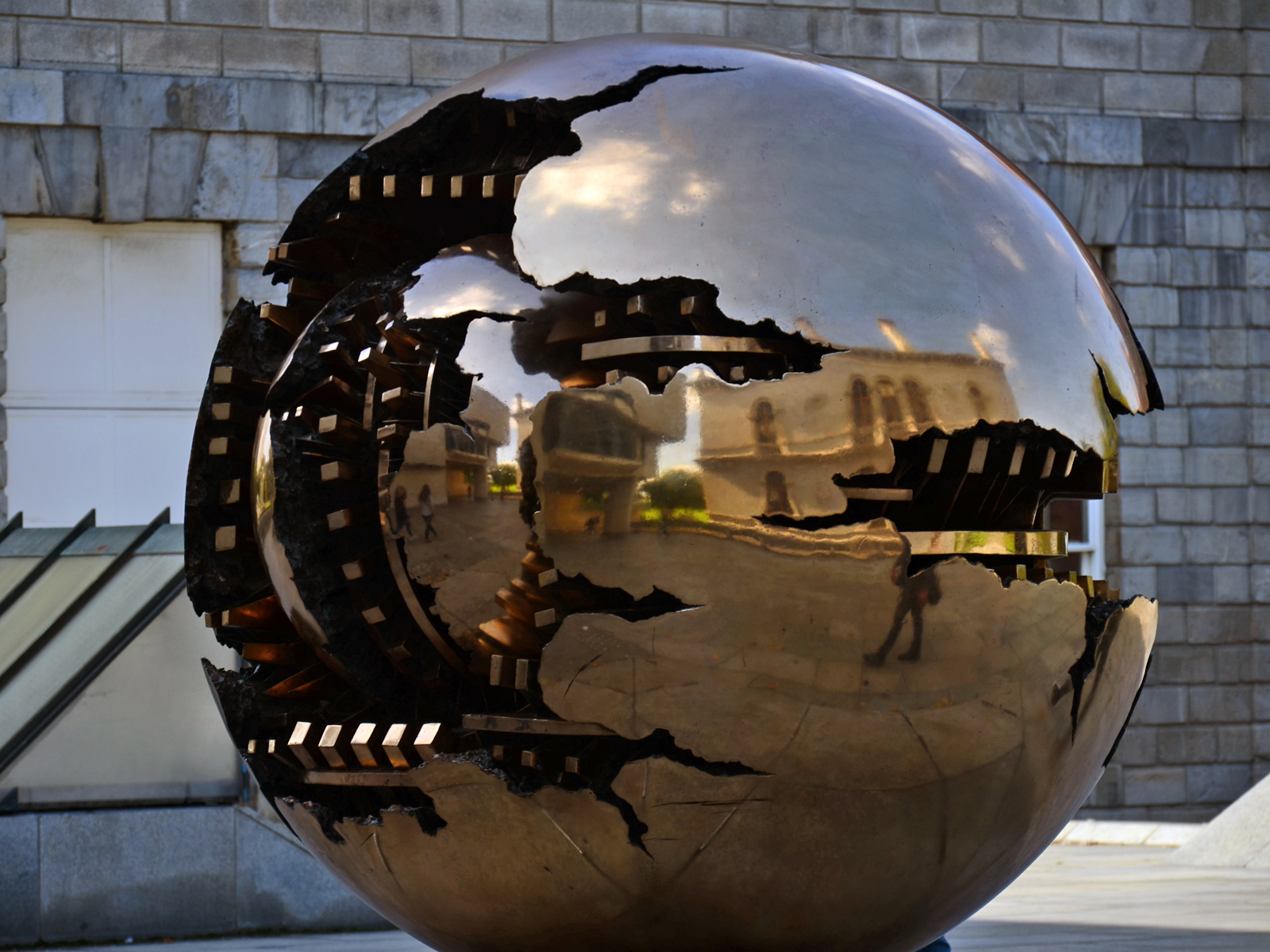 Scoprire la Sfera con Sfera di Arnaldo Pomodoro in Irlanda - Dublin | Secret World Trip Planner