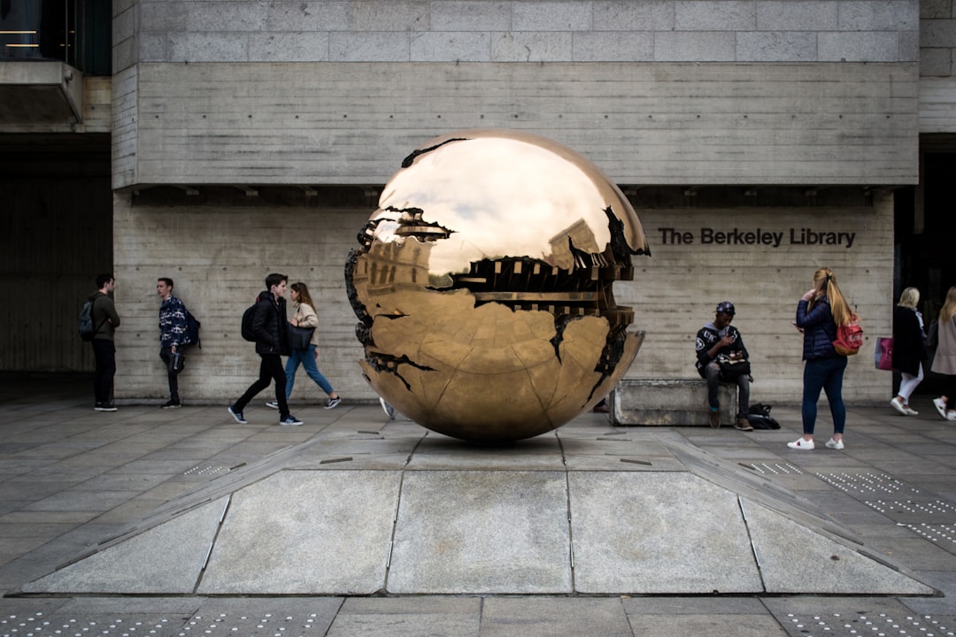 Découvrir la Sphère avec Sphère de Arnaldo Pomodoro en Irlande — Dublin