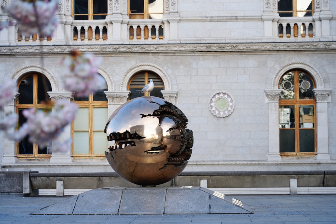 Découvrir la Sphère avec Sphère de Arnaldo Pomodoro en Irlande - Dublin | Secret World Trip Planner