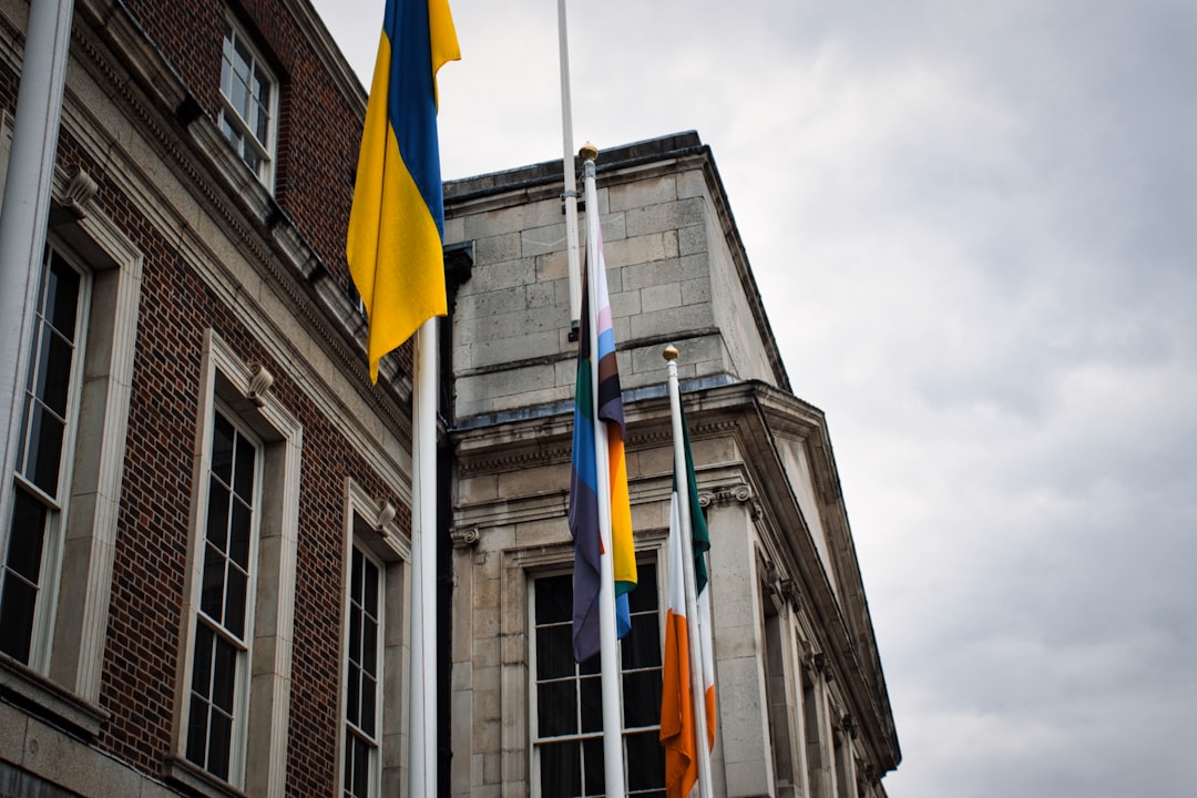 Liens Universels sur les Droits de l'Homme : Un symbole de liberté à Dublin - Dublin 1 | Secret World Trip Planner