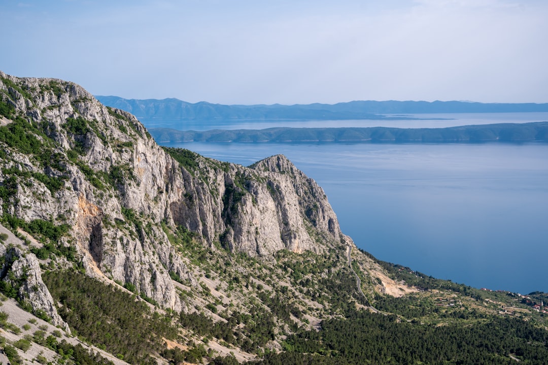 Découvrez la magie du Mont Hum en Croatie - Komiža | Secret World Trip Planner