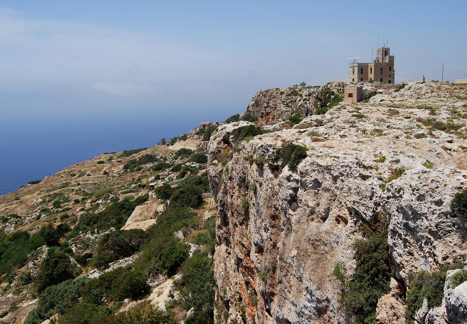 Scopri Ta’ Dmejrek: La vetta più alta di Malta - Is-Siġġiewi | Secret World Trip Planner