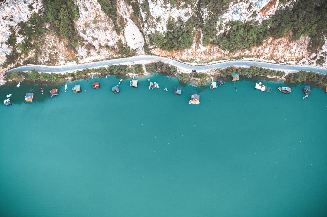 Lago di Perućac: l'emeraldo della Serbia occidentale