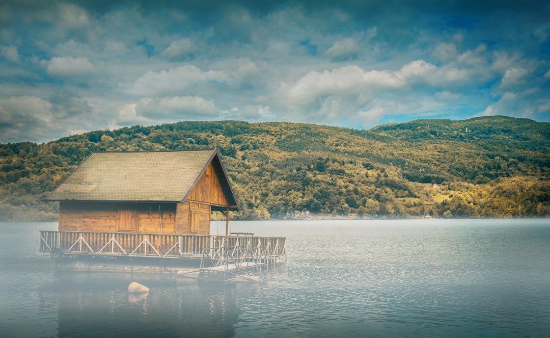 Lago di Perućac: l'emeraldo della Serbia occidentale | Secret World Trip Planner