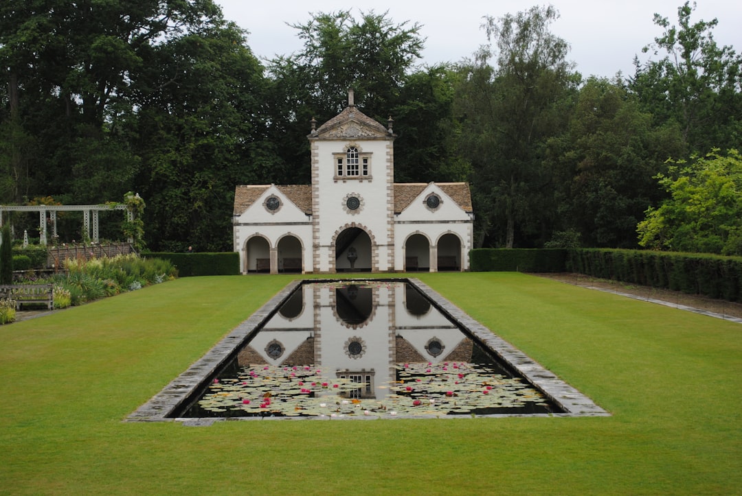 Jardin de Bodnant : le tunnel de glycine doré au Pays de Galles - Tal-y-cafn | Secret World Trip Planner