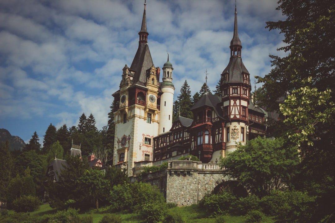 Castello Peleș : joyau néo-Renaissance des Carpates - Aleea Peleșului 2 | Secret World Trip Planner