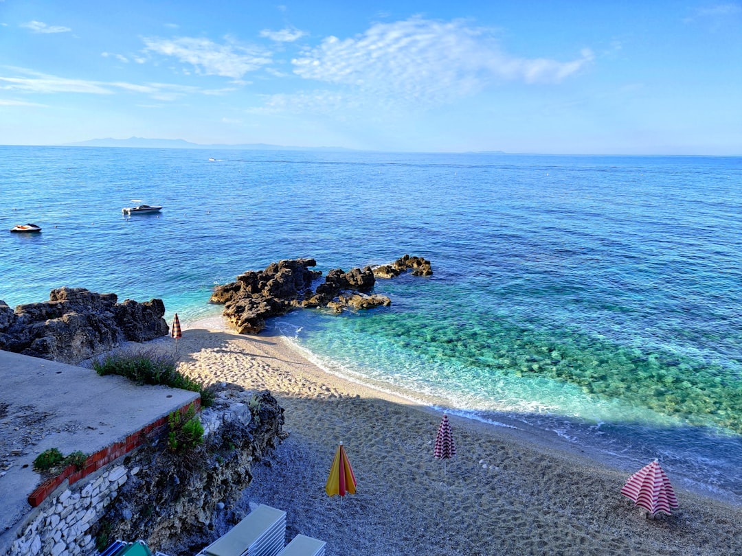 Dhermi: la spiaggia albanese tra ghiaia bianca e acque turchesi - 4JVP+QF6 | Secret World Trip Planner