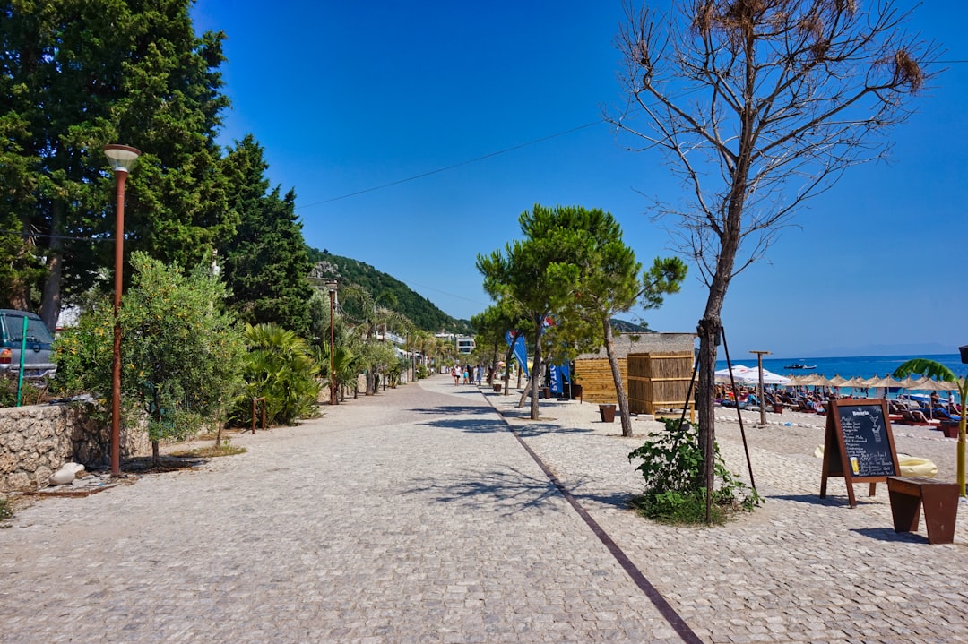 Dhermi: la spiaggia albanese tra ghiaia bianca e acque turchesi - 4JVP+QF6 | Secret World Trip Planner