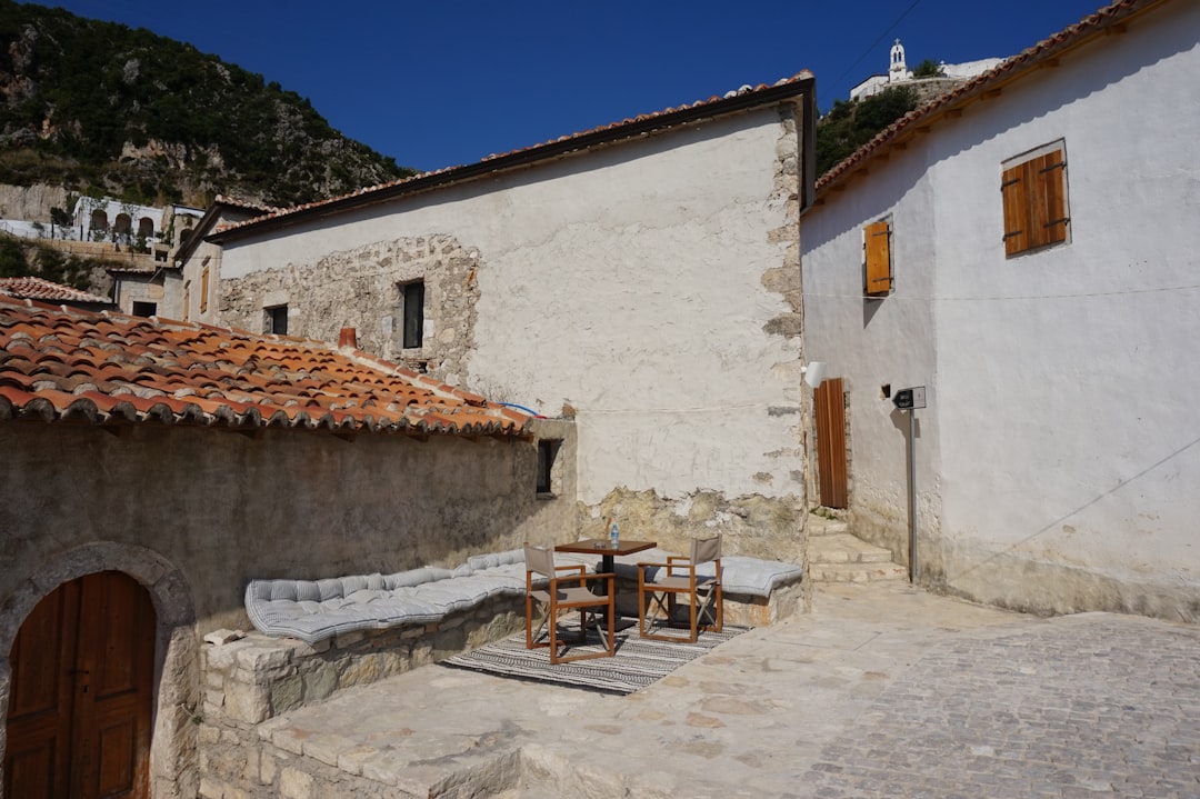 Dhermi: la spiaggia albanese tra ghiaia bianca e acque turchesi - 4JVP+QF6 | Secret World Trip Planner