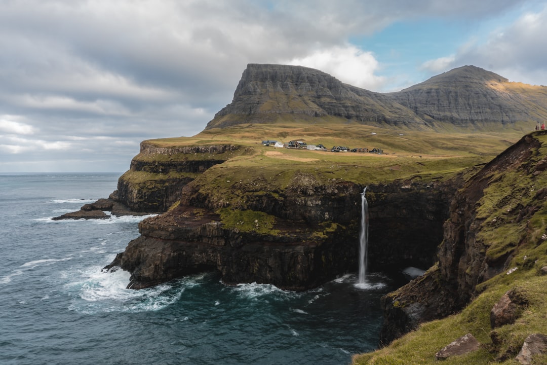 Gásadalur: il tramonto sulla cascata delle Faroe - 4H47+CXP | Secret World Trip Planner