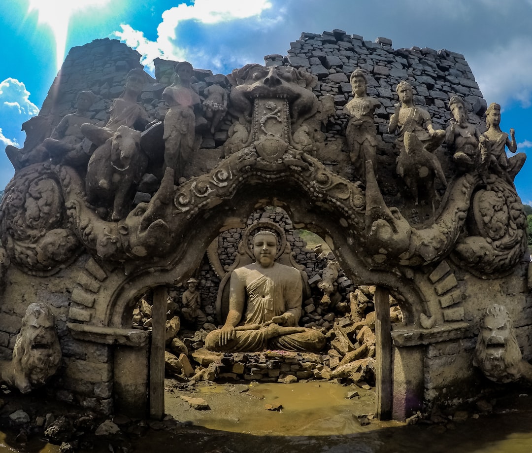 Maligawila Buddha Statue: Ein Meisterwerk der Geschichte Sri Lankas - Okkampitiya | Secret World Trip Planner