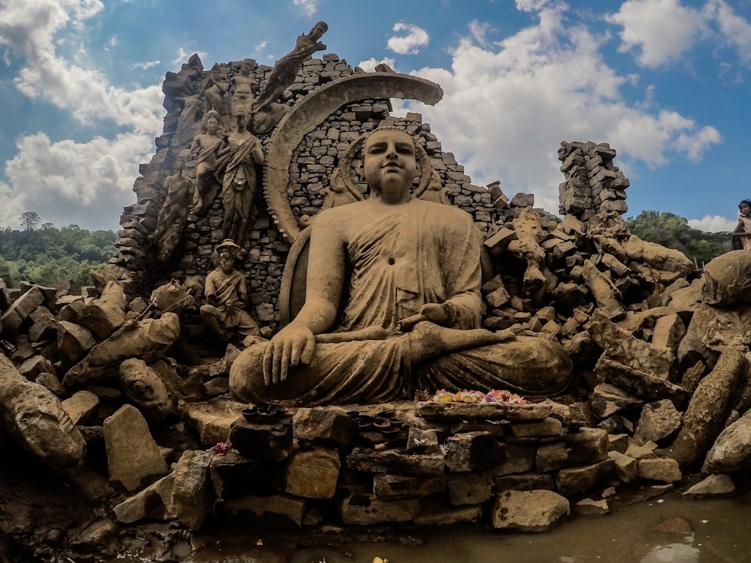Statue du Bouddha de Maligawila : un chef-d'œuvre de l'histoire du Sri Lanka - Okkampitiya | Secret World Trip Planner
