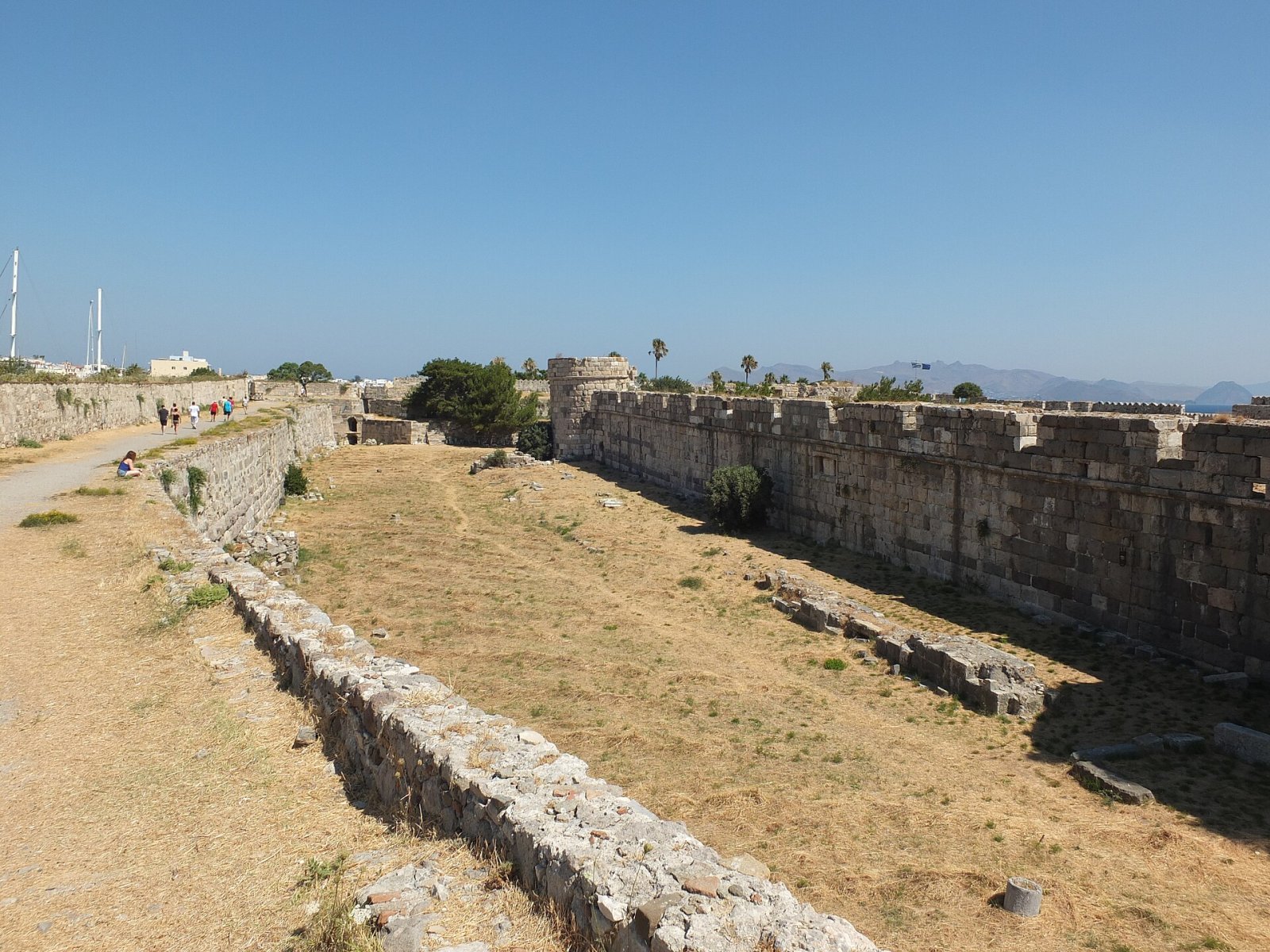 Entdecken Sie die Burg von Megalo Chorio: ein historischer Schatz in Griechenland - F84V+X8 Tilos | Secret World Trip Planner