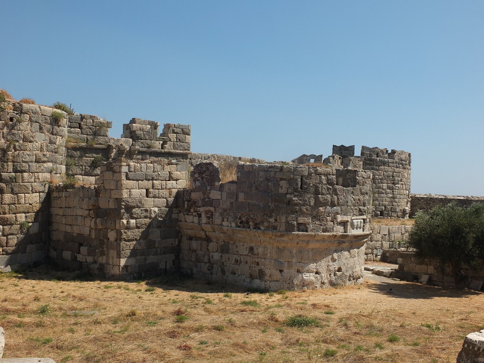 Découvrez le Château de Megalo Chorio : un trésor historique en Grèce - F84V+X8 Tilos | Secret World Trip Planner