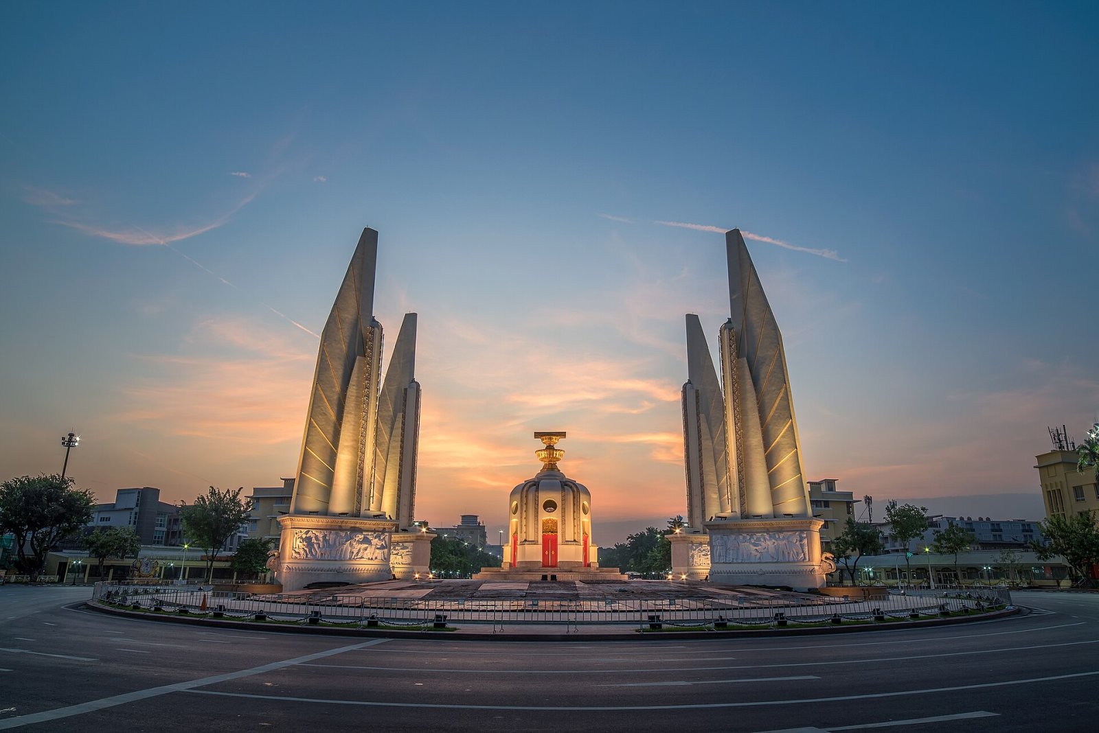 Democracy Monument: simbolo di storia e cultura in Thailandia - Amphoe Mueang Khon Kaen | Secret World Trip Planner
