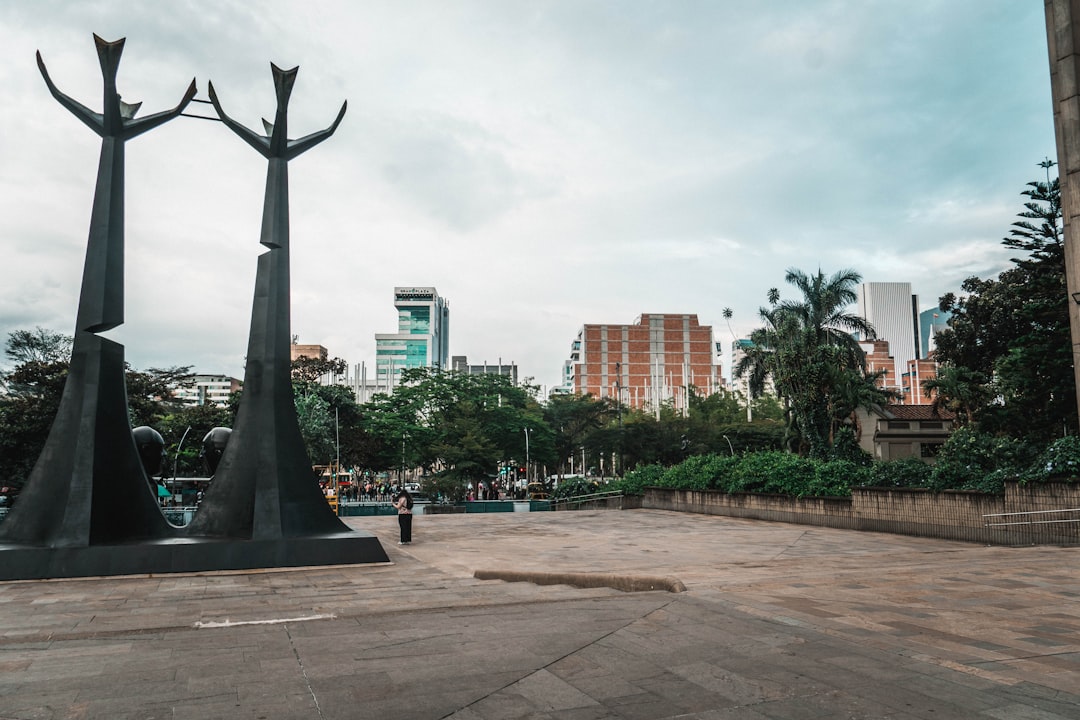 Découvrir l'Escultura Reto en Colombie : un trésor artistique - Itagüí | Secret World Trip Planner