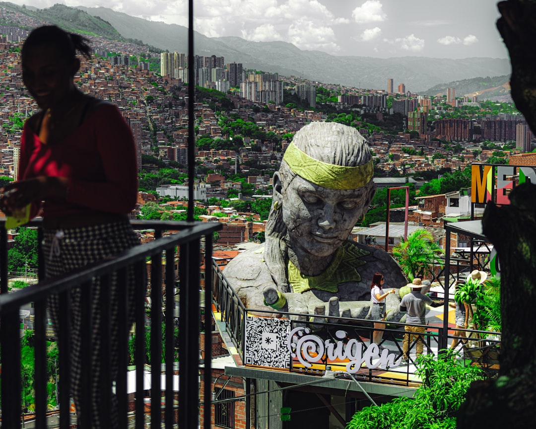 Découvrir l'Escultura Reto en Colombie : un trésor artistique - Itagüí | Secret World Trip Planner