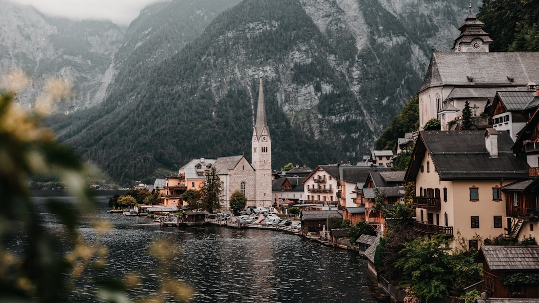 Hallstatt vu d'en haut : le Skywalk sur le lac alpin - Gosaumühlstraße 67 | Secret World Trip Planner