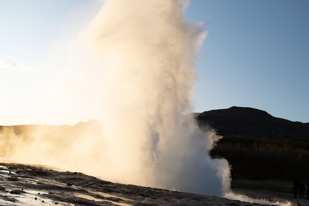 Strokkur : le geyser islandais qui jaillit toutes les 10 minutes - Hafnartún | Secret World Trip Planner