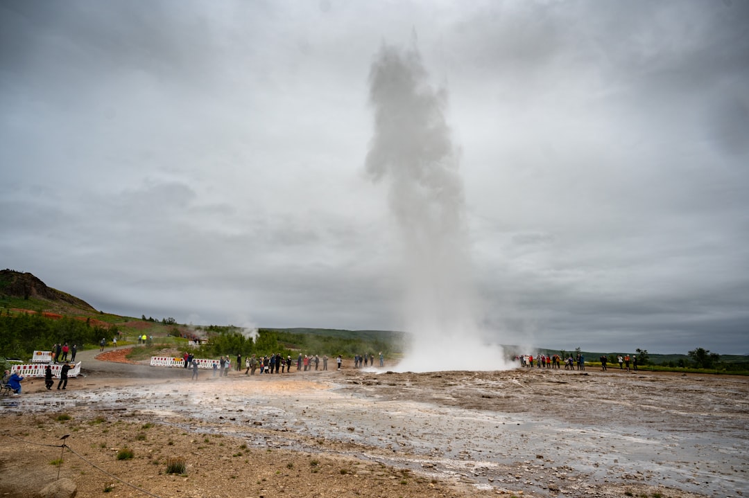 Strokkur : le geyser islandais qui jaillit toutes les 10 minutes - Hafnartún | Secret World Trip Planner