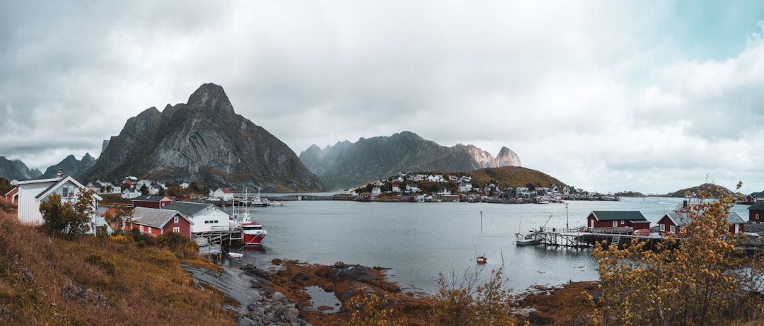 Hamnøy: le cabine rosse specchio dei fiordi Lofoten - Olenilsøya | Secret World Trip Planner