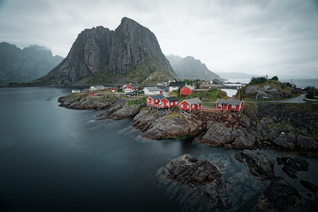 Hamnøy : la cabane rouge, reflet des fjords Lofoten - Olenilsøya | Secret World Trip Planner