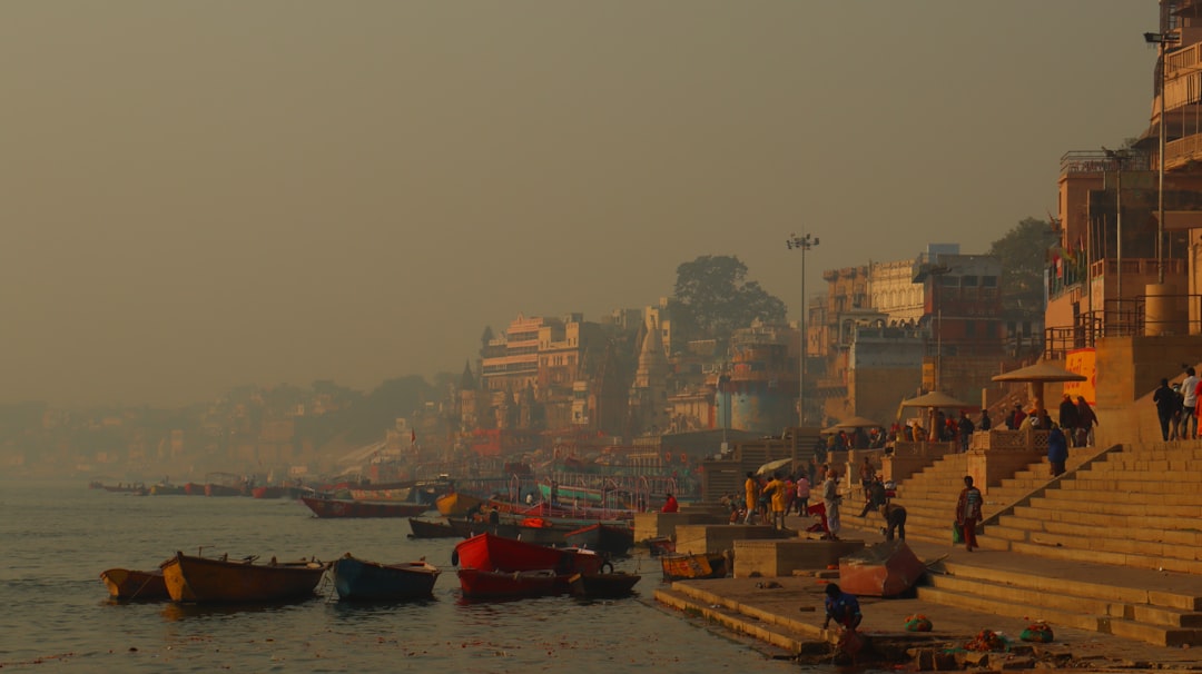 Manikarnika Ghat: Das ewige Feuer von Varanasi - Varanasi | Secret World Trip Planner
