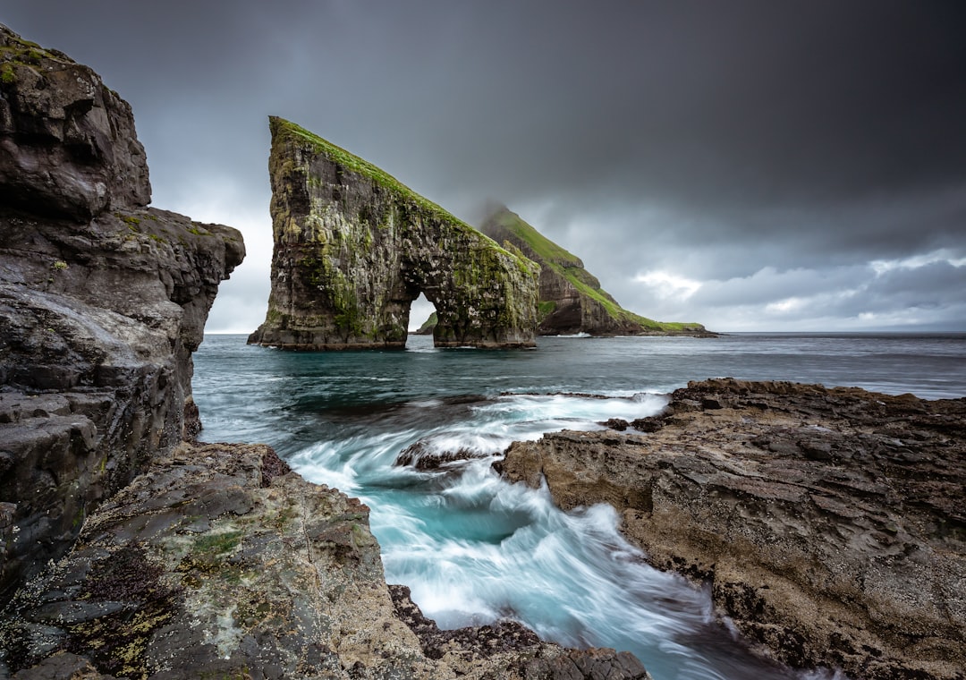 Drangarnir : les arches de roche des Féroé au coucher du soleil — 3HGP+69