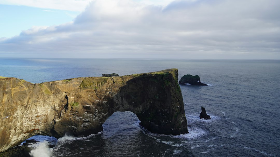 Drangarnir : les arches de roche des Féroé au coucher du soleil - 3HGP+69 | Secret World Trip Planner